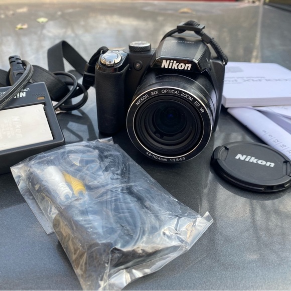 Nikon coolpik P90 digital camera with/ battery , charger and manual. - Picture 1 of 17